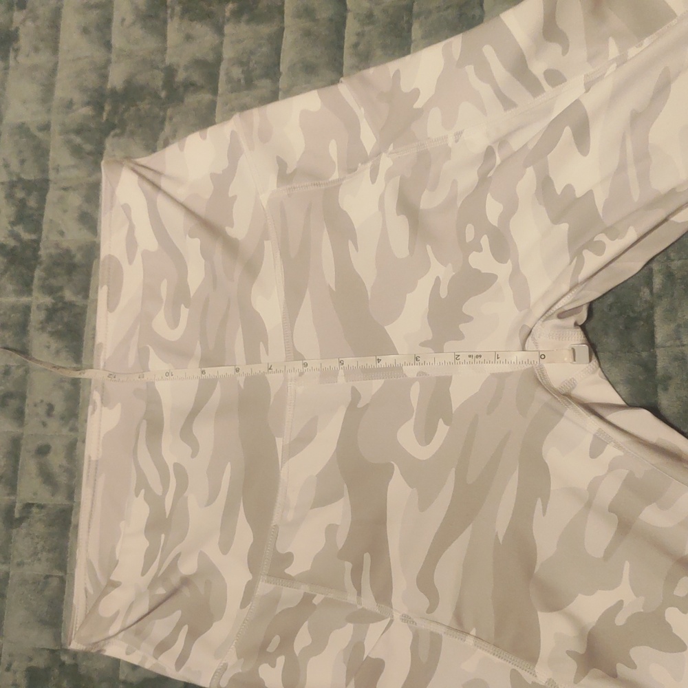 Like New! Athletic Leggings Grey/White Camo Size Large - Picture 14 of 16